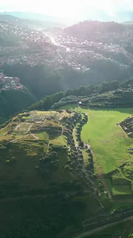 ¡Descubre la majestuosidad de Sacsayhuamán desde las alturas! 🌅✨ Con Cusco como telón de fondo, este atardecer te dejará sin aliento. 🎥🌄 #DroneShots #Sacsayhuaman #Cusco #SunsetMagic #PeruTravel #IncaHeritage #AerialView #WondersOfTheWorld 