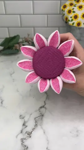 Crafting Cupcakes 🌸✂️🧁 Who knew marshmallows and kitchen roll could make something so pretty 😀🌸 How to 💁🏼‍♀️🌸🧁 Pipe some buttercream onto your cupcake  Press down onto a piece of patterned kitchen roll Freeze for 20 minutes Remove the paper to reveal the pattern  Cut marshmallows diagonally. Dip the sticky side into sanding sugar Add some buttercream to the back of the marshmallow and attach them around the cupcake 🌸🧁 #cupcake #cupcakeart #flowers #5minutecrafts #cakedbyrach #cupcakeideas #caketok 
