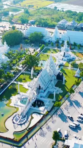 Wat Rong Khun tailandi 📍más conocido como el templo blanco de Tailandia o White Temple,  el más famoso del país. Y este templo esta ubicado en Chiang Rai, al norte de Tailandia, es una auténtica obra de arte. Es de visita obligada para cualquier viajero, así que en este video te enseño  cómo es el Templo Blanco #dronevideo #temploblanco #whitetemplechiangrai #beautifullocations #fyp #_ 