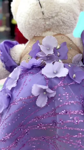 El peluche o muñeca es el último juguete que la niña recibe de parte de sus padres, además va a juego con el vestido de la quinceañera y del paquete de Quinceañera 👸 . Hola soy TOMAS BENITEZ y Te invito a visitar mis redes sociales para que veas el contenido de  vestidos de Quinceañera, tambien a mi  canal de Youtube donde tengo más de 600 videos de tips para planear tu QUINCEAÑERA:  .  http://youtube.com/tomasbenitezoficial  FACEBOOK:  https://www.facebook.com/TomasBenitezOficial/  I N S T A G R A M:  https://www.instagram.com/TomasBenitezoficial/ T I K T O K: https://www.tiktok.com/@tomasbenitezoficial15 Llámanos o envíanos  un whatsapp al: INFO: (346) 244-0292 CELL #1: (713) 783-0754 OFFICE: (713) 885-8393  5725 Bellaire blvd Houston Tx 77081 . . #enchantedcypressballroom #houstoneventsplanners #houstonbride #houstonquinceañera #houstonquince #xvañerasdelujo #xvaños #xvañera 