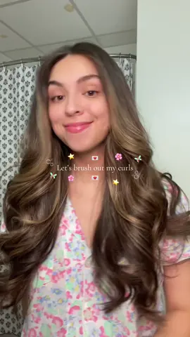 I LOOOOVE curling my hair on wash day bc then the curls last until i wash it again🤭 shampoo, conditioner, and leave in all from @loréal paris usa hyaluronplump line!  #bombshellcurls #hairtutorial #hairroutine #grwm #hairstyles 