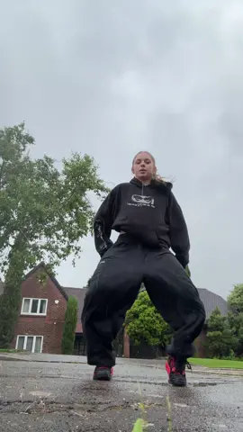 This dance is hardd🔥 #footwork #afrobeats #dancer #rain 