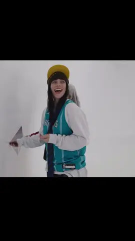 SKSJSKSJ shes so cute #billieeilish #fyp #HITMEHARDANDSOFT #lunch #hmhas #behindthescenes 