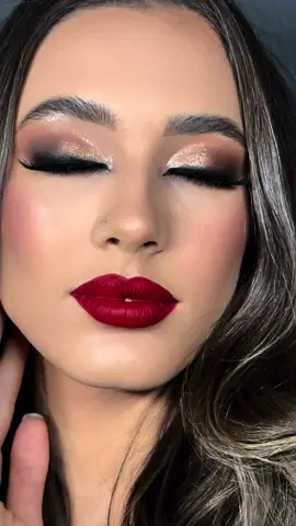 Inspiração de make pra aquele evento babado!  Make poderosa com batom vermelho  Make by @bethelvieira   Model @Ana Medina  #makeup #maquiadoraribeiraopreto #maquiagemribeiraopreto #batomvermelho #maquiagempoderosa #makepoderosa #makeglam 