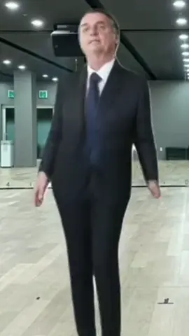 💭 | a fancam do Bolsonaro scrr KKKKKK, rlx ele virou kpoper a partir de agr💞  