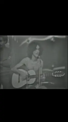 Em 1973, no auge da repressão da Ditadura e dos Anos de Chumbo, Caetano Veloso faria uma das mas incríveis críticas ao regime e a sociedade vigente. Se apresentou no dia 6 de Junho de 1973 no programa Sambão da TV Record. Após apresentar 