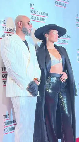 #AliciaKeys and #Swizzbeatz stun at the Gordon Parks Foundation red carpet. ❤️✨