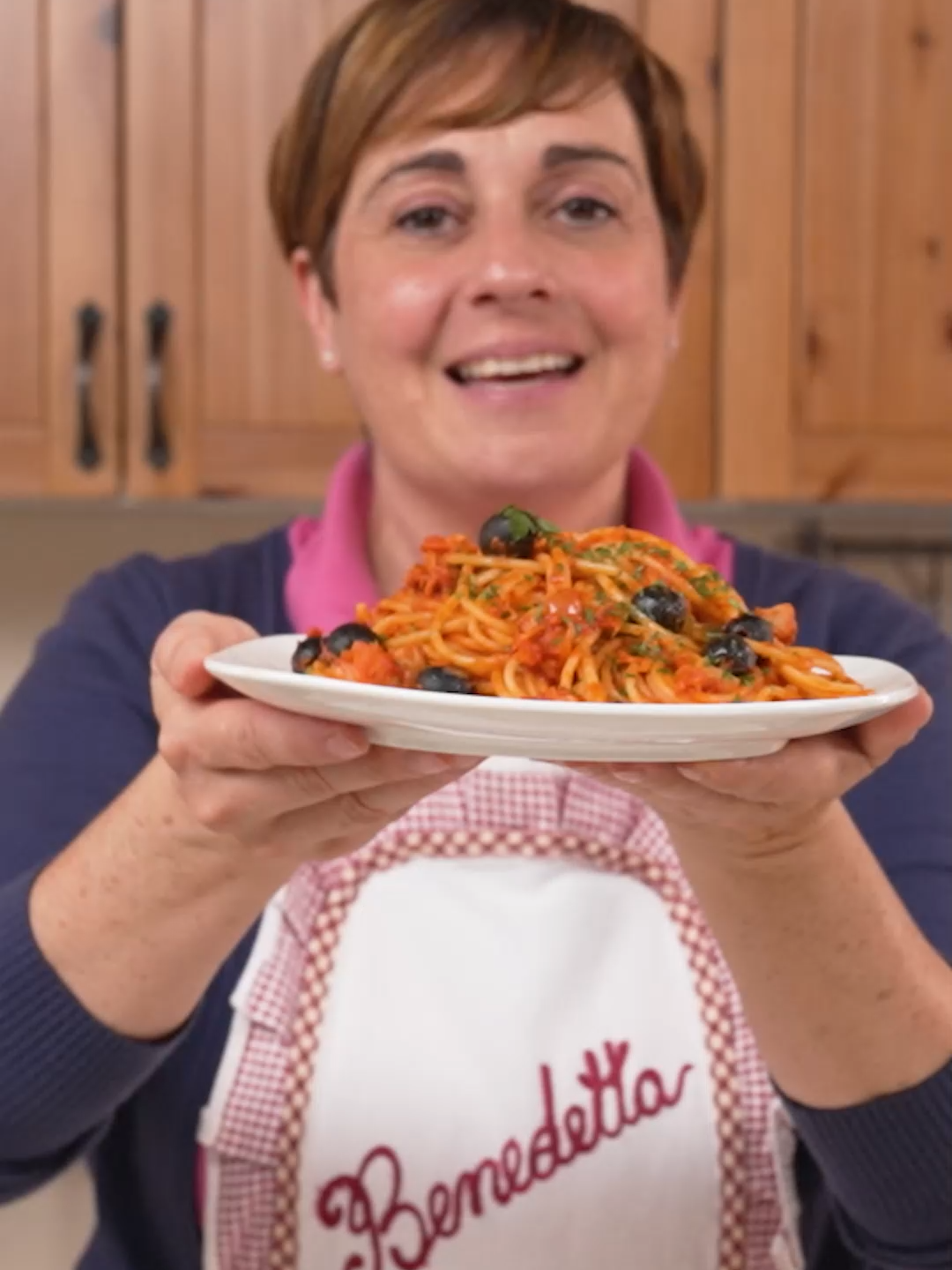 SPAGHETTI ALLA PUTTANESCA DI TONNO Una variante sfiziosa della classica puttanesca, facile da personalizzare e perfetta per un pranzetto veloce in famiglia. INGREDIENTI 150 grammi tonno 400 grammi passata di pomodoro 350 grammi spaghetti 100 grammi olive nere 1/2 cipolla q.b. prezzemolo q.b. olio di oliva q.b. peperoncino PROCEDIMENTO Mettiamo a bollire 350g di spaghetti in acqua salata. In una padella capiente facciamo soffriggere in olio di oliva mezza cipolla tagliata sottile. Per una versione piccante possiamo aggiungere del peperoncino, ma questo passaggio è facoltativo Aggiungiamo il tonno e lasciamo rosolare alcuni minuti, quindi uniamo il passato di pomodoro e lasciamo cuocere mescolando ogni tanto, aggiungiamo il sale a piacere. Infine aggiungiamo le olive nere denocciolate. Scoliamo gli spaghetti e versiamo in padella, mescoliamo e serviamo sul piatto. Aggiungiamo un po’ di prezzemolo tritato, e il piatto è pronto! #puttanesca #puttanescaditonno #recipe #ricettafacile #fattoincasadabenedetta #benedettarossi #spaghetti #tonno #cucinaitaliana