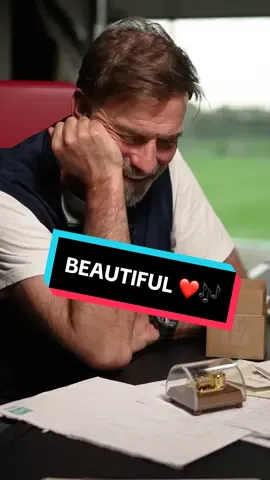 “This is absolutely beautiful” 🥹 Jürgen opens a special gift sent to him by a fan 🎶❤️ #LFC #Klopp #Music 