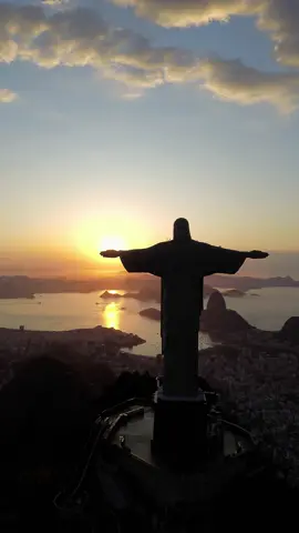 Nossa cidade é absurdamente linda, o RJ de outro angulo. 📍Rio De Janeiro #riodejaneiro #barradatijuca #rj #drone #dji #ipanema #copacabana #leblon #cristoredentor #praia #rocinha #florestadatijuca #ipanema #arpoardor 