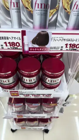 Kem Fino chiết suất từ mầm lúa mì giàu vitamin E chống oxy hóa, điều hòa bề mặt tóc giúp tóc mềm mượt, bóng khỏe. Cải thiện tình trạng tóc xơ và hư tổn do môi trường hóa chất Loại bỏ bụi bẩn, bã nhờn trên da đầu và tóc Kem Fino không gây kích ứng da, chăm sóc tóc từ trong ra ngoài, giúp tóc khỏe mạnh, mượt mà. Cách dùng: - Có thể thay thế dầu xả. - Dùng ủ 1 tuần 1 lần. Mỗi lần ủ 30 phút sau đó xả lại với nước ấm. - Có thể ủ nguội hoặc ủ nóng. Quy cách: 230g/lọ