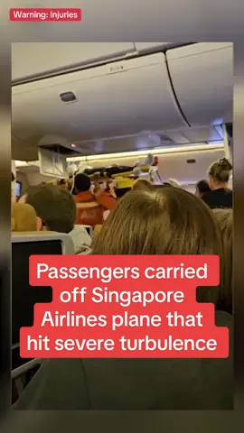 Injured passengers carried off Singapore Airlines plane that hit severe turbulence #dailymirror #breakingnews #fyp #plane #boeing #singaporeairlines #bangkok 