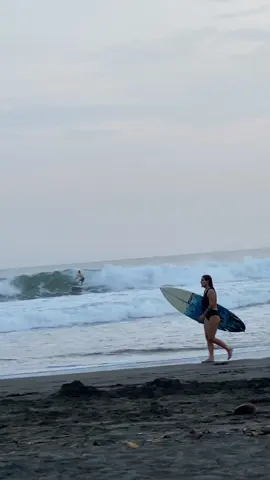 Batu bolong beach - Bali, Indonesia 🏝️ (surfing time) #tiktok #bali #indonesia #batubolong #batubolongbeach #canggu #beachvibes #beachlife #surfing #walking #baliindonesia #surfinglife #Lifestyle #pantaibali #fyp #beachday #wisataindonesia #kelilingindonesia 