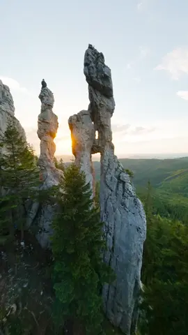 Nobody can tell me that such rock formations exist if you are not supposed to climb them ⛰️ Let us hope that after centuries they do not collapse on the day I stand on top of them 😂    #austria #fpv #drone #climbing 