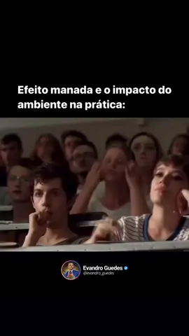 O “efeito manada” é um fenômeno comportamental onde indivíduos de um grupo tomam decisões ou adotam comportamentos similares aos da maioria, muitas vezes sem uma análise racional ou crítica própria. 