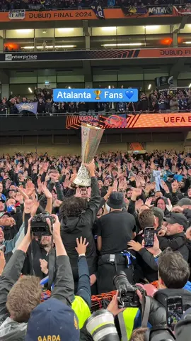 🤯 Les fans de l’Atalanta avec le trophée de l’Europa League 😍🏆 • #uel #final #europaleague #uefa #atalanta #champions #campioni #calcio #atalantabc #bayer04 #tifosi #seriea #ultrasfootball 