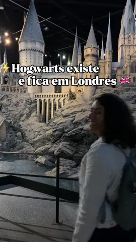 SURTANDO em 3,2… ✨ Visitar os estúdios de Harry Potter tava na minha listinha faz tempo, mas só agora consegui realizar esse sonho! ➡️ Esse é apenas o primeiro conteúdo da série que tô preparando pra vocês (além de tudo que já mostrei nos stories e muito em breve num vídeo completo no meu canal), pra vocês já terem um gostinho da magia desse lugar! 🚨 Vou te contar quanto custa, como chegar, como aproveitar ao máximo a sua visita e tudo que queria que tivessem me dito antes de ir! Pra não perder nada, é só me seguir, tô compartilhando tudo por aqui! ⚡️ Aos potterheads que me assistem, qual a casa de vocês? A minha já é bem evidente rs ❤️💛 #londres #warnerstudiosharrypotter #londresparabrasileiros #brasileirosnainglaterra #inglaterra #harrypotter #potterhead #wizardingworld