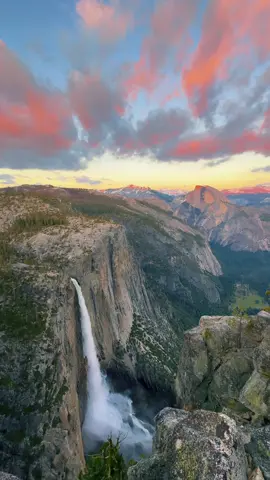 Spring in Yosemite🏞️ This is Eagle Tower in Yosemite National Park 📍 Nothing more beautiful than Yosemite during spring! Waterfalls are flowing hard, the entire valley is green with flowers and the temperature is perfect🌼🏞️ It is definitely one of the best times to visit the valley since the crowds are not quite here yet☀️ Upper Yosemite falls was my first hike when I first visited the valley and I felt in love with it, one of the best hikes in Yosemite 🥾 PLEASE LEAVE ABSOLUTELY NO TRACE AND RESPECT THE PARK 🚮🗑️ Filmed with iPhone 15 Pro 📱 #waterfall #sunset #yosemite #Hiking 