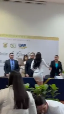 No es un momento, es EL MOMENTO🤍 Dra. Manjarrez👩🏻‍⚕️⚕️ #medicina #uas #facultaddemedicina #graduacion #cln 