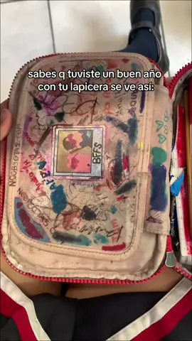 la noob juro nunca rayar su cajita pero este año falló #cajita #tilichera #lapicera #estuche díganle como quieran @viviisrdz @ana #schoolyear #graduation 