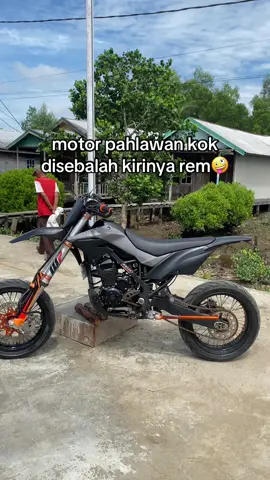 pahlawan kok numpak metik🤣#fypシ゚ #fypdongggggggg #fypシ #supermoto #dtrackersupermoto #supermotoindonesia #platbm_official🏁 #fyp #supermotoganteng #supermotoherex 