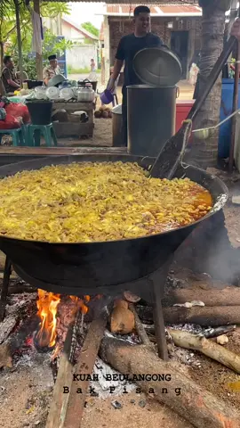 Kuah belangong bak pisang ( batang pisang ) khas aceh besar (aceh rayeuk) di gampong lhoknga kec weuraya. Dalam masyarakat Aceh Besar kuah beulangoeng adalah menu utama dalam setiap kenduri, dapat dikatakan tidak lengkap sebuah kenduri jika tidak ada kuah beulangoeng. Kuah beulangoeng adalah masakan khas Aceh Besar yang menggunakan daging kambing atau lembu dan dimasak dengan menggunakan rempah kari, campuran isi kuah beulangong ini bisa berupa nangka muda, pisang muda ataupun hati pohon pisang. Makanan ini disebut kuah beulangong karena proses memasaknya menggunakan belanga atau kuali besar yang dalam bahasa Aceh disebut beulangong. Makanan kuah beulangong yang dimasak pada saat kenduri atau pesta para petani (khauri Blang), lama kelamaan hidangan ini mulai diadopsi untuk jadi sajian aneka perayaan lain di Aceh. Mulai dari pesta pernikahan, lebaran, tahun baru Islam, dan tentu saja Maulid Nabi Muhammad.#kuahbeulangong #acehbesar #kulineraceh 