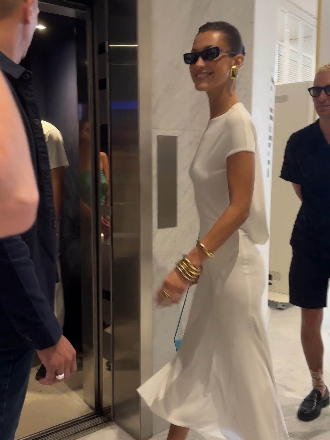 #BellaHadid llega de blanco impoluto al @martinezhotel en #Cannes2024