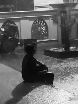 Nangis sambil hujanan, hujanan sambil nangis#sad #4u #sad #galaustory #fyp #fypシ゚viral #fypterus #hujan #sadhujan #CapCut 