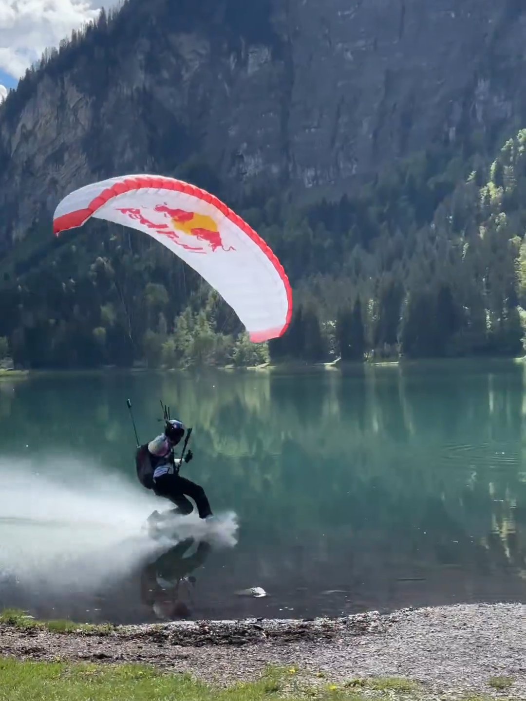 Superhero landing! (IG🎥: @valentindelluc) #Unreel #Extreme #Paragliding #Diving #Landing