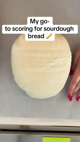 After many different scoring types on my sourdough I always come back to this one! Its so simple and pretty. Whats usually your go to?  #sourdough #sourdoughbread #microbakery #bread #sourdoughforbeginners #easysourdough #sourdoughscore #scoring 