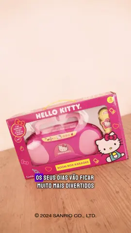 Venha se divertir com boas músicas e o Boombox Karaokê da @HelloKittyBrasil Equipado com uma função amplificadora, ele permite que você conecte seu dispositivo de som, como um smartphone ou tablet, e reproduza suas músicas preferidas enquanto canta junto. ❤🎶 Disponível em Candide Brinquedos e nas melhores lojas do ramo de todo o Brasil. #Candide #HelloKitty
