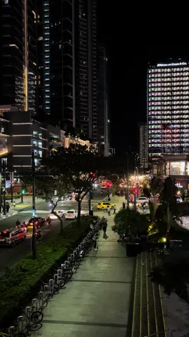 Busy night at bgc✨ #f #fyp #foryou #busy #bgc #bonifacioglobalcity #nightlife #fypシ゚viral #busynight #livealifeyouwillremember #yolo #uptownbgcnightlife 