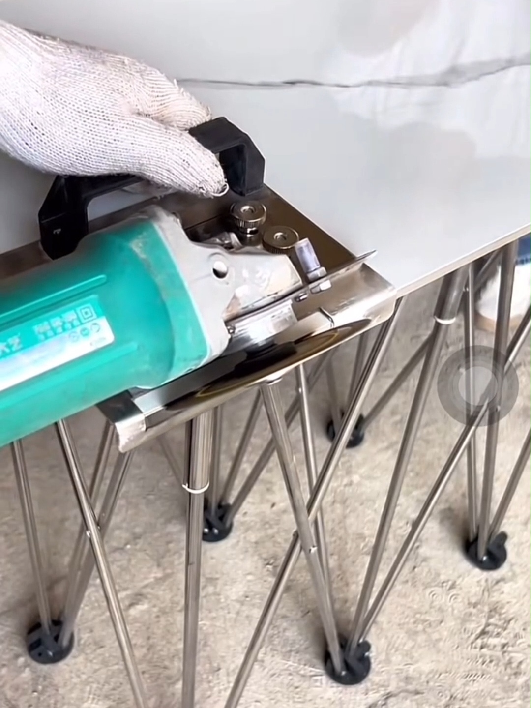 Đế máy cắt cầm tay, cắt vát gạch, gỗ hỗ trợ cắt vát gạch một cách đơn giản và nhẹ nhàng. #trendingtiktok #xuhuongtiktok2023 #kythuat #nhacua #cokhi #kythuat #xaydung