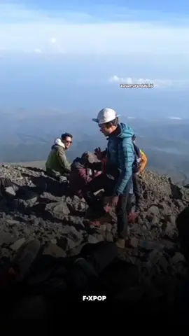 seorang anak kecil yg viral setelah mendaki gunung rinjani dngan di temani pendamping nya.  #MuzaStory_ #xyzbca #pendakiindonesia #critagunung #pendakipemula #pendaki #sunrise #rinjanimountain #rinjani3726mdpl♥ #viralvideo 