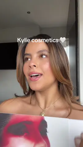 New Unboxing @Kylie Cosmetics 🤍🩷 ameeee absolutamente todooo ¿cuál tono fue su favorito? #makeup #lipgloss #unboxing #kyliecosmetics #kyliejenner #makeuptutorial 