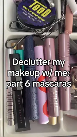 Watch me declutter my makeup, mascara edition! Im pretty picky when it comes to mascara so there were lots to grt rid of. Let me know your favorite mascara in the comments 🩷