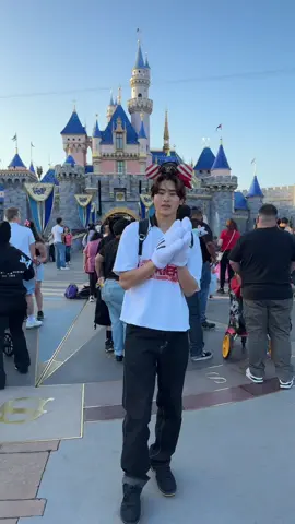 THE AMOUNT OF FAMILES WATCHING AND LAUGHING BEHIND THE CAMERA WAS INSANE. BSHDHAHDNDNCKC