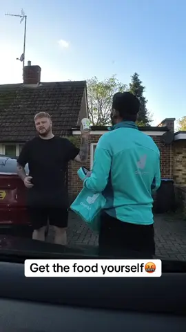 Whys this guy so rude to the deliveroo driver🤬🤬 #fyp #foryoupage #foryou #food #delivery @Hardee 
