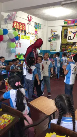 “Si alguien necesita mi ayuda y yo puedo brindarla, tengo la obligación de hacerlo”🕷️ Quizas algunos me conozcan por lo videos o el contenido de humor, cosplay, cosas de cultura geek y demas que hago, pero desde que comence con todo esto de este personaje Spiderman 503 desde el 2021, hacer este tipo de acciones siempre han estado bien presente en mi, quizas no regale cosas de gran valor monetario o algo asi, pero se el impacto que este personaje significa y lo que puede simbolizar tambien para los niños, jovenes, adultos y adultos mayores, por eso si puedo ayudar en a alguien, dandole una sonrisa, por medio de las cosas que hago como mi contenido o este tipo de acciones, su amiable vecino siempre estara a su servicio 🕷️❤️ #spiderman #frases #motivacional #tiamay #heroe #spiderman2 #spidermancosplay #laborsocial #elsalvador #sivar 