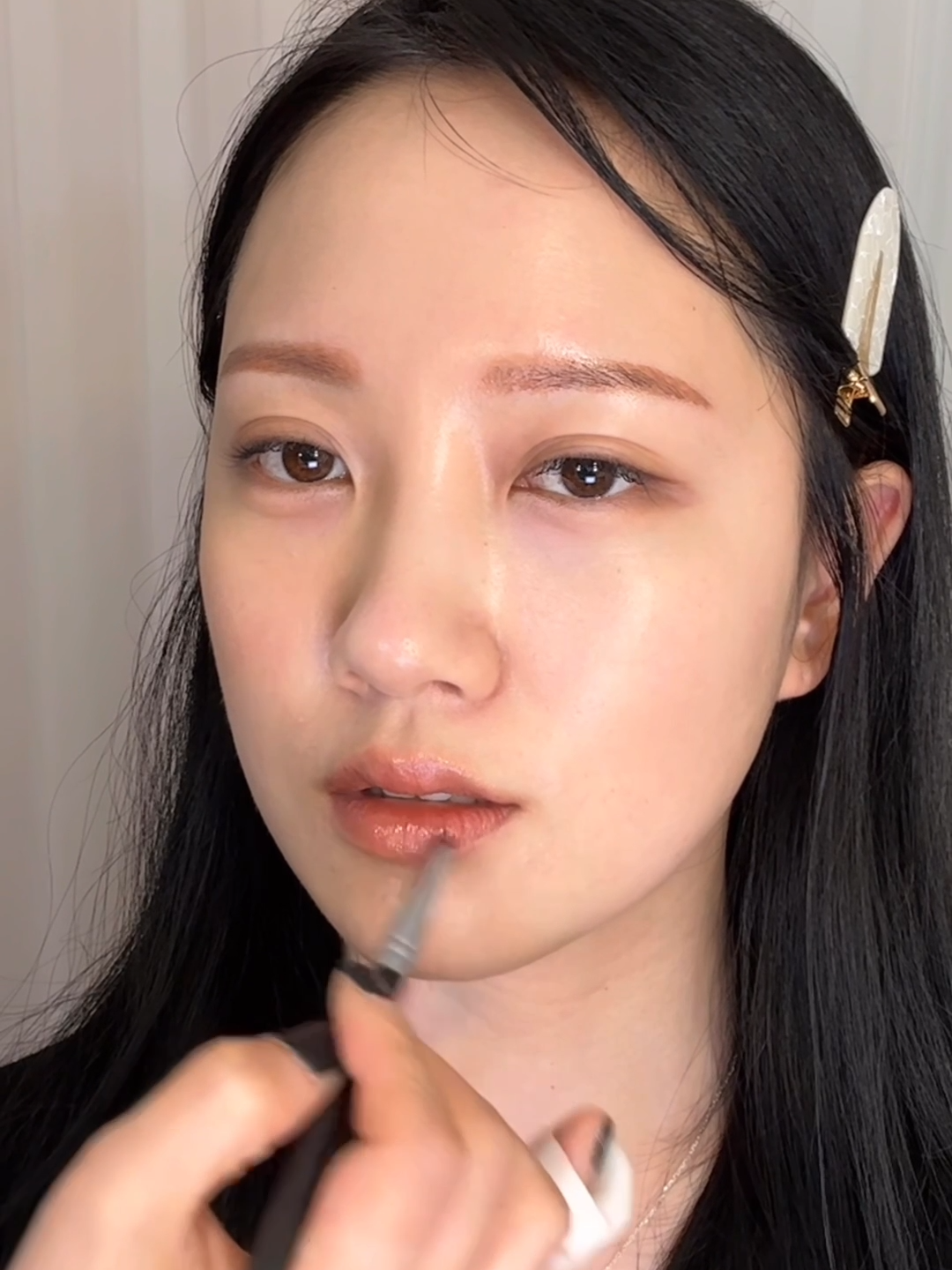 Easy Cheongdam Makeup Secret: #30SecondMask 🫧 In hot weather like now, just swipe on the 30-second mask for an instant base finish! It quickly creates a luxurious radiant complexion. Just top it with cushion makeup to achieve an elegant Cheongdam glow makeup look🧡 손쉽게 따라하는 청담메이크업 치트키 #30초팩 🫧 요즘처럼 더워질땐, 30초팩 가볍게 쓱-쓱-바르기만해도 기초끝! 고급 광채 바탕을 만들어주고 위에 쿠션만 올리면 고급스러운 청담동 광채 메이크업 완성🧡 Collaboration with @p_portfolio_ #MENOKIN #Bubblemask #30SecMask #메노킨 #버블마스크 #30초팩