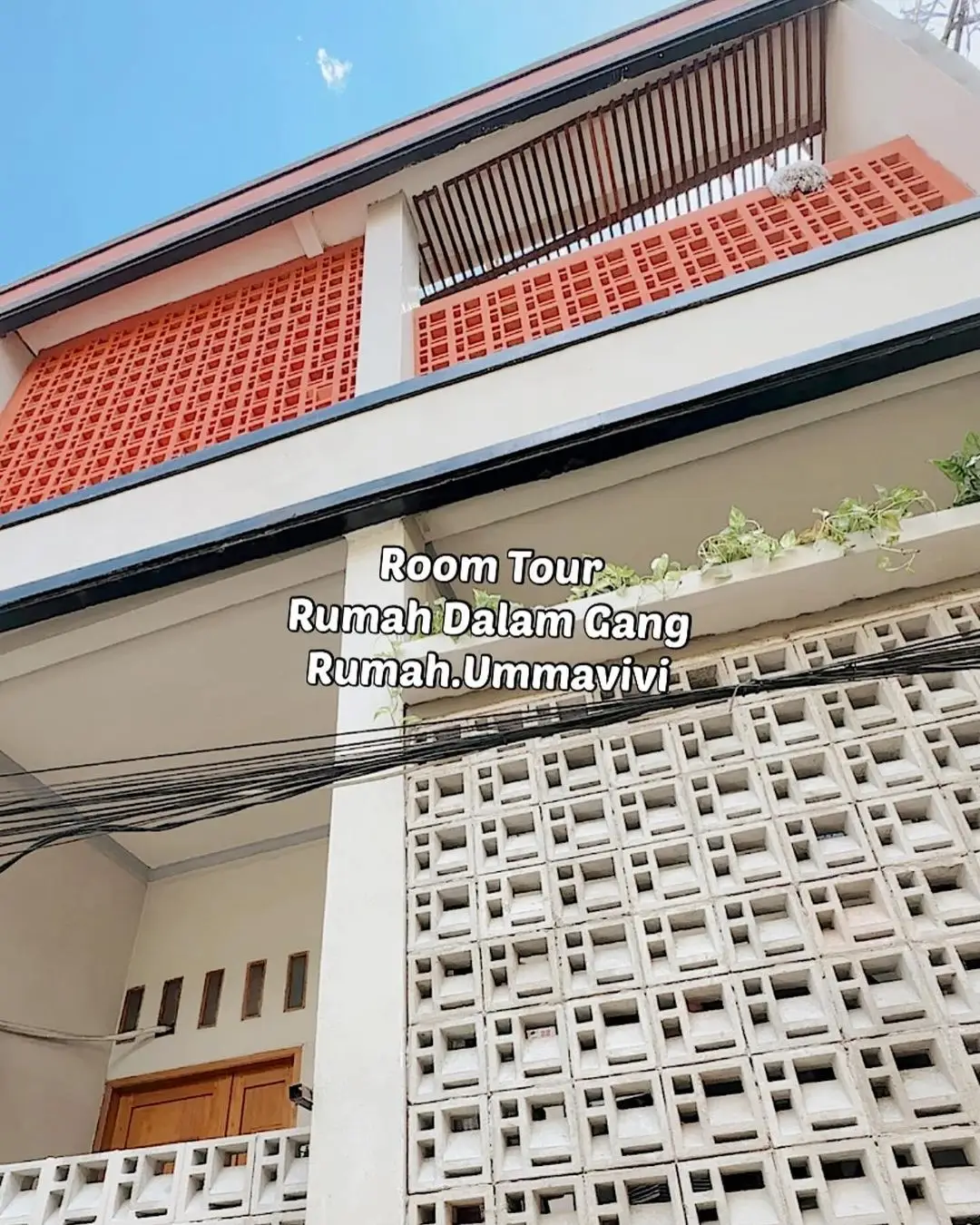 Siapa yang tak jatuh cinta dengan rumah di dalam gang yang satu ini 😍 credit 🎥 @rumah.ummavivi  #inspirasiruanganindaman #foryoupage #desainrumahminimalis #rumahrumahunik 