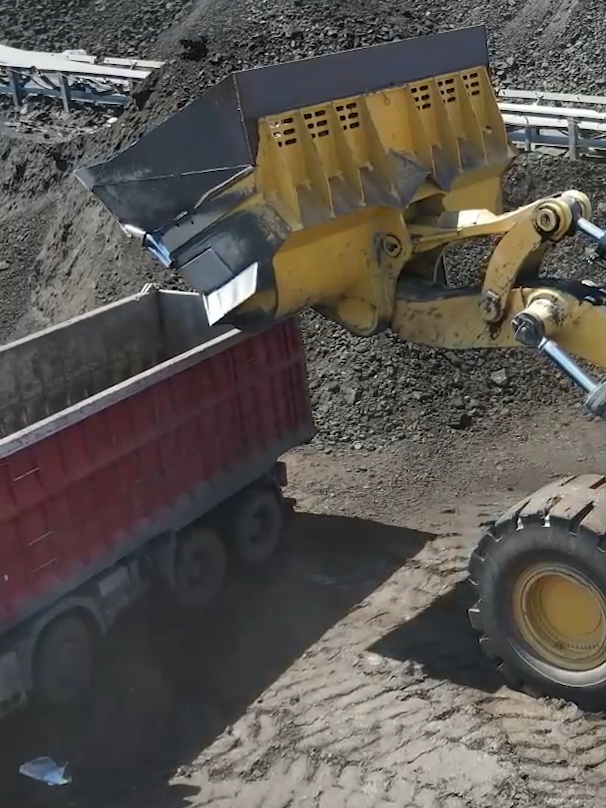 One bucket is all you need with the CAT 992! #megamachineschannel #mining #caterpillar #operator #coal