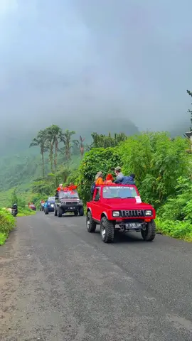 . Jika masalah tidak ada jalan keluar , maka kita yang keluar jalan” 😁🥳 #dienggallery #dieng_gallery #gallerydieng #uuntflourish #fyp #tanjakansikarim #diengwonosobo #swissvanjava #jeep #jeepdieng #wisatajeep #sewajeepdieng 