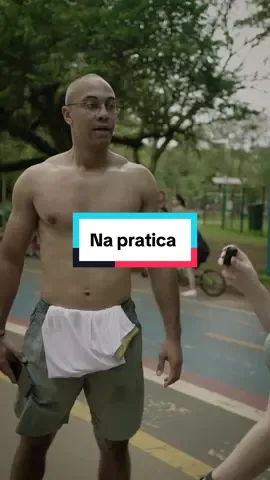 O básico que funciona (na prática).  Por mais que ele não tenha consciência de como seguir um planejamento alimentar, a base continua sendo a mesma: muitos vegetais (frutas, verduras e legumes), muita água, proteína de qualidade, refeição livre para auxiliar na adesão, treinamento de força e o cardio de sempre. Não tem segredo, se você seguir isso o resultado é certo. A questão é se você tem algum objetivo estético e precisa de direcionamento, a dieta calculada e controlada por porções é essencial para que seu resultado venha mais rápido. Com relação ao uso de multivitaminico, o ideal é tentar aproveitar a sinergia que temos nos vegetais (legumes, verduras e frutas) para que não haja deficiência ou excesso de alguns nutrientes que competem entre si.  Se você tem alguma deficiência (detectada por exame), você suplementa esse nutriente de maneira isolada e não usa multivitaminico. 