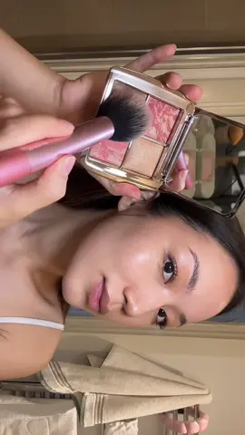 inst: kamilamm || Можно тут поинфлюенсю вас?  На губах Nyx nude truffle и Dior lip oil @Charlotte Tilbury @Armani beauty @Hourglass Cosmetics #макияждлясебя #MakeupRoutine 