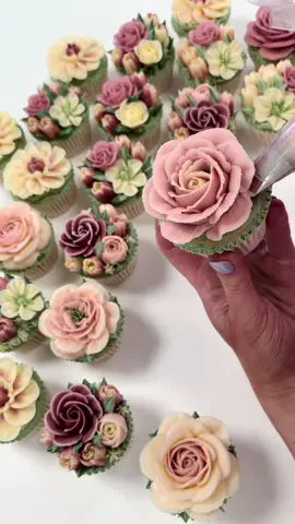 Just piped the last Petal of the day!  Its been a mainly Dusky Pink vibe in the bakery in a mix of regualr and mini size 🥰💗🌸 Huge thankyou to all my customers who keep me so busy and support my business 💗 . #cake #cupcakes #duskypink #vintagepink #duskypinkcupcakes #flowers #floralcupcakes #piping #pipingvideo #bakery #cupcakedecorating #buttercreamflowers #rosepetals 