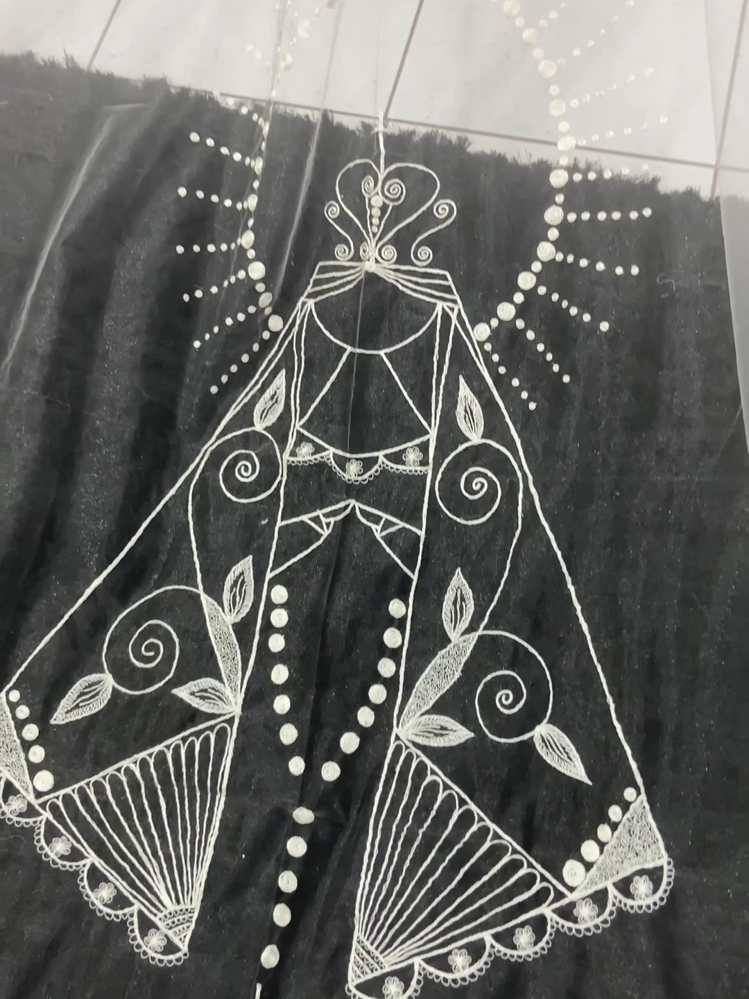 ✨ Chegou novidade na loja! ✨ Apresentamos o lindo véu bordado à mão com a imagem de Nossa Senhora. Venha conferir de perto essa peça única e cheia de significado. 💖 #casamento #noiva #veudenoiva #vestidodenovia