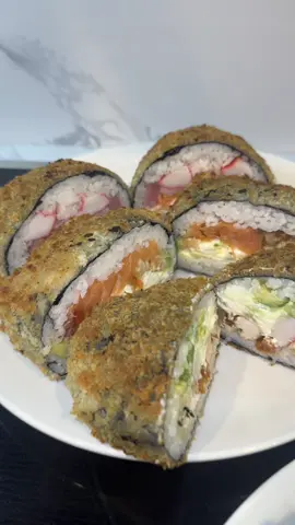 Ingredientes para 4-5 personas aprox.                Para el Arroz de sushi Vinagre de arroz  (4 cucharadas)  Azúcar (4 cucharadas  Sal (una pizca)  Para el relleno:  Lo que ustedes quieran poner  Pero les doy el ejemplo de lo que  Yo usé  2 barras de queso crema  1 libra de camarones  1 libra de salmón  Media libra de atún  2 aguacates pequeños  Media libra de pollo en tiras  Un paquetito de surimi o kanicama  Pero el relleno puede ser lo que ustedes quieras  Para el empanizado  1 taza de harina de trigo  1 taza de agua fría  Una pizca de sal y pimienta  Salsa de soya o teriyaki al final para disfrutar De tus rollos❤️.  #sushi  #sushihamburguesas #sushiburger #recetas #SUSHI #fyp  #parati