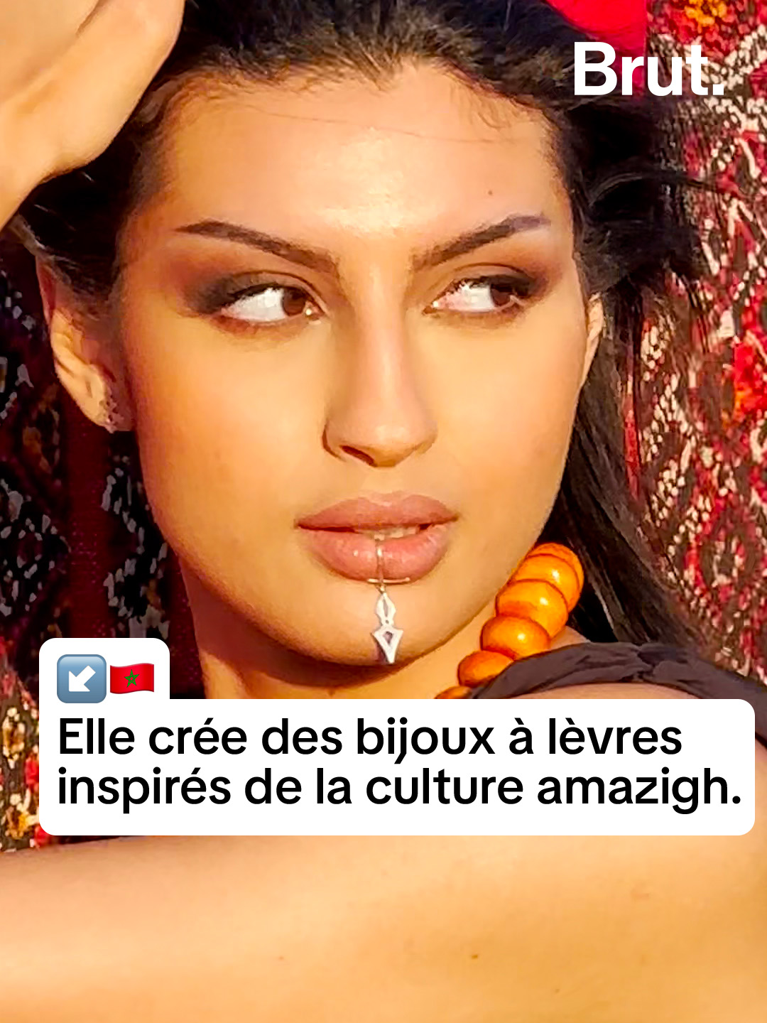 Pour rendre hommage à la #culture #amazighe, Rim s'inspire des #tatouages de sa grand-mère pour faire des #bijoux à lèvres. Pour Brut, elle explique le concept.