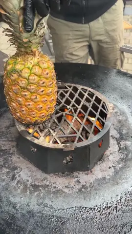 🔥 Piña Asada 🔥 #outdoorcooking #outdoorkitchen #grill #outdoor #food #grilling #camping #barbecue #bbqlife #Outdoors #cooking #outdoorliving #bbqlovers #steak #firecooking #salmon #flameboard #cookingwithfire #fire #campfire #fish